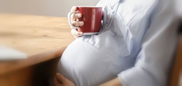 هل تناول الكافيين أثناء الحمل صحي ؟ هل تناول الكافيين أثناء الحمل صحي ؟