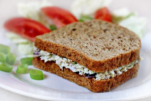 أسهل وصفة لعمل ساندوتش التونة بالصور