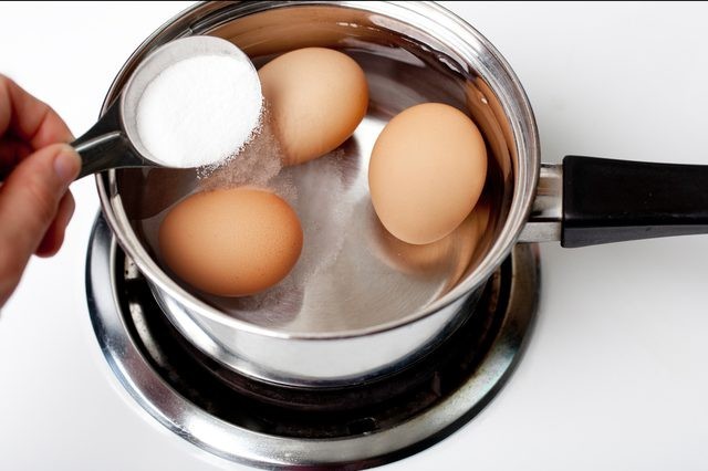 قم بوضع صودا الخبز أثناء غلي البيض السبب مدهش