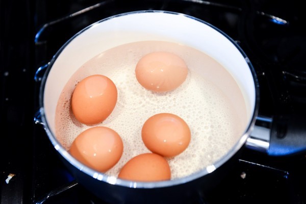 قم بوضع صودا الخبز أثناء غلي البيض السبب مدهش قم بوضع صودا الخبز أثناء غلي البيض السبب مدهش