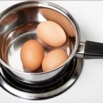 قم بوضع صودا الخبز أثناء غلي البيض السبب مدهش