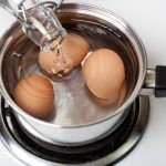 قم بوضع صودا الخبز أثناء غلي البيض السبب مدهش