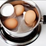 قم بوضع صودا الخبز أثناء غلي البيض السبب مدهش