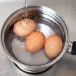 قم بوضع صودا الخبز أثناء غلي البيض السبب مدهش