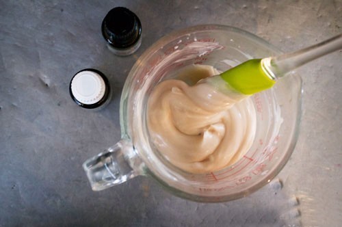 عمل ماسك مرطب للبشرة بزيت اللبان المر منزليًا