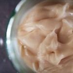 عمل ماسك مرطب للبشرة بزيت اللبان المر منزليًا