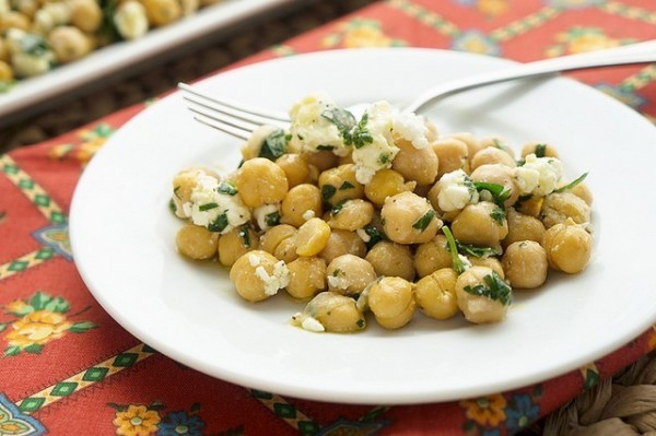 وصفة عمل سلطة الحمص بالجبن الفيتا اللذيذة