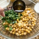 وصفة عمل سلطة الحمص بالجبن الفيتا اللذيذة