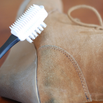 طريقة تنظيف أحذية الشمواه بالصور