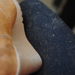 طريقة تنظيف أحذية الشمواه بالصور