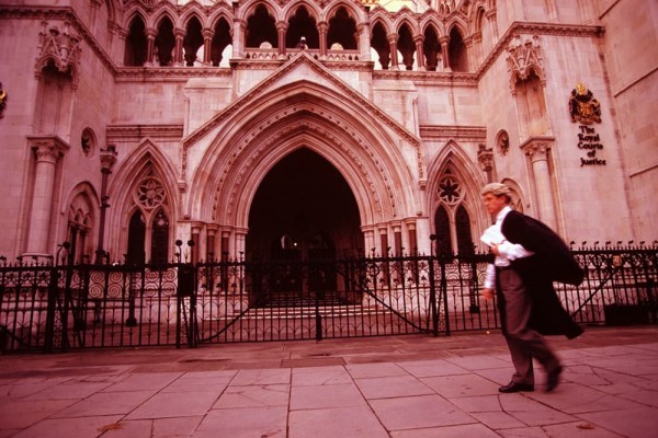 تعليم مميز يُقدمه لك المحامون بأنفسهم عندما تدرس الحقوق في جامعة إِسيكس