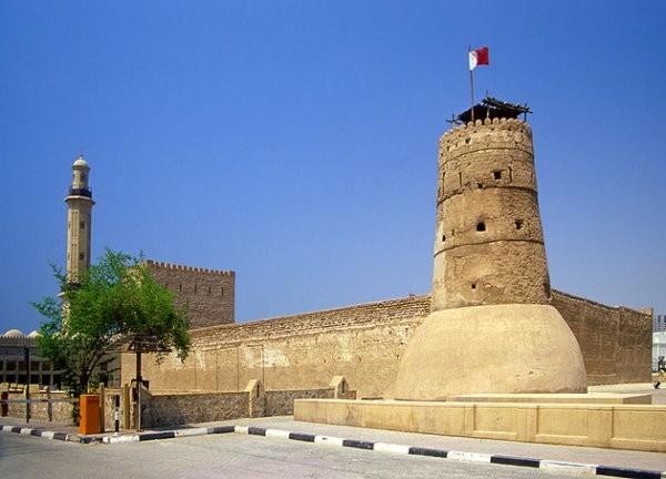 أشهر المعالم السياحية والأنشطة الطلابية في دولة الإمارات أشهر المعالم السياحية والأنشطة الطلابية في دولة الإمارات