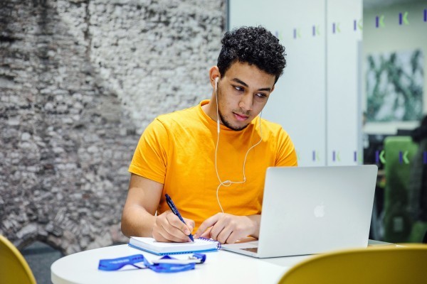 لمَ التعلّم الرقمي هو الخيار الأمثل للراغبين بالدراسة في الخارج؟ لمَ التعلّم الرقمي هو الخيار الأمثل للراغبين بالدراسة في الخارج؟