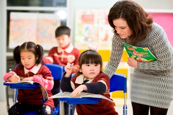 معلمة الظل… من هي وما دورها في العملية التعليمية؟