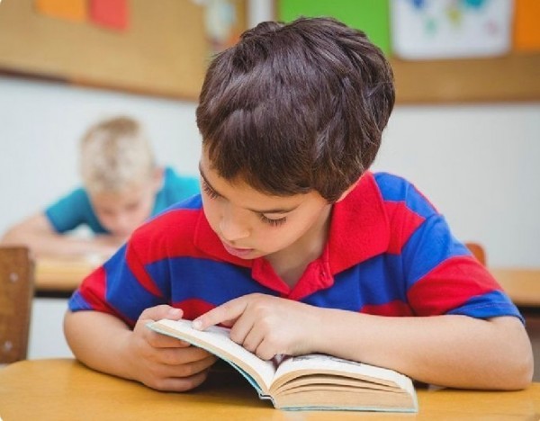 هل تريد تعليم طفلك القراءة؟ إليك أهم 8 استراتيجيات يمكنك تطبيقها بالمنزل أو الصف الدراسي