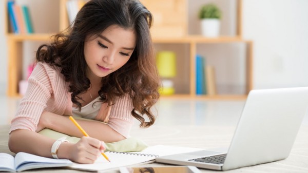 القراءة بصوت عالٍ… طريقة سهلة لجعل المذاكرة فعّالة وأكثر فائدة