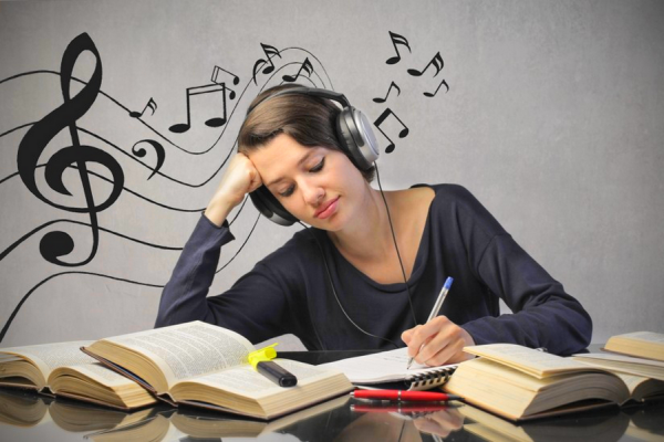 الاستماع للموسيقى: أصح طريقة خاطئة للمذاكرة! إليك كيف