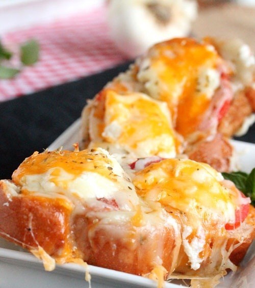 سناك خفيف توست محمص بالجبنة والثوم والطماطم