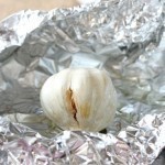 سناك خفيف توست محمص بالجبنة والثوم والطماطم