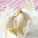 سناك خفيف توست محمص بالجبنة والثوم والطماطم