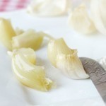 سناك خفيف توست محمص بالجبنة والثوم والطماطم