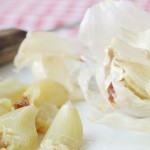 سناك خفيف توست محمص بالجبنة والثوم والطماطم