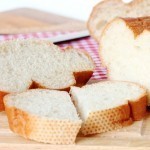 سناك خفيف توست محمص بالجبنة والثوم والطماطم