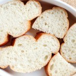 سناك خفيف توست محمص بالجبنة والثوم والطماطم