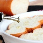 سناك خفيف توست محمص بالجبنة والثوم والطماطم