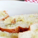 سناك خفيف توست محمص بالجبنة والثوم والطماطم