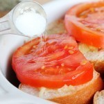 سناك خفيف توست محمص بالجبنة والثوم والطماطم