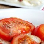 سناك خفيف توست محمص بالجبنة والثوم والطماطم