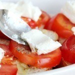 سناك خفيف توست محمص بالجبنة والثوم والطماطم