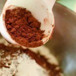 تحضير كيكة الشوكولاتة الإسفنجية بالصور