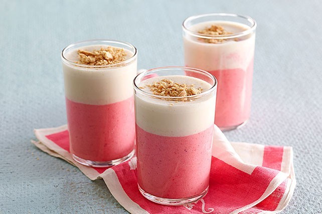 تجهيز سموثي الفراولة والتشيز كيك بالصور تجهيز سموثي الفراولة والتشيز كيك بالصور