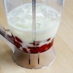 تجهيز سموثي الفراولة والتشيز كيك بالصور تجهيز سموثي الفراولة والتشيز كيك بالصور