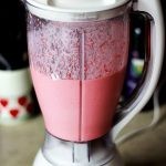 تجهيز سموثي الفراولة والتشيز كيك بالصور تجهيز سموثي الفراولة والتشيز كيك بالصور