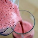 تجهيز سموثي الفراولة والتشيز كيك بالصور تجهيز سموثي الفراولة والتشيز كيك بالصور