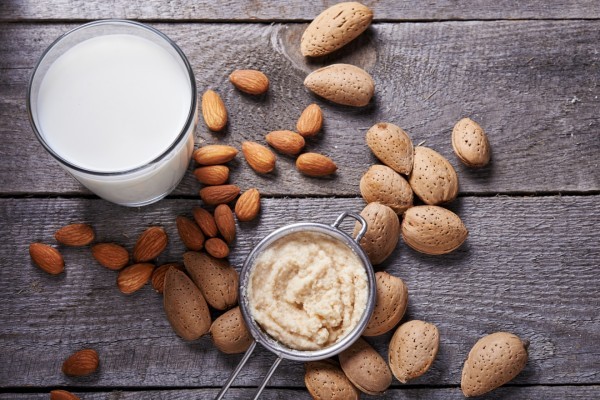 علاج إرتجاع المعدة بوصفات حليب اللوز علاج إرتجاع المعدة بوصفات حليب اللوز