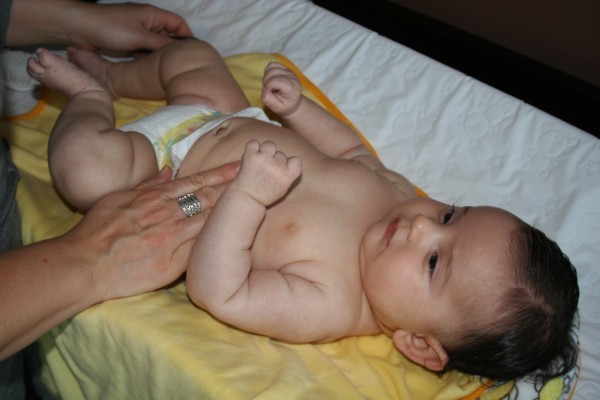 10 علامات تدل أن ألم معدة الطفل وراءه شيئا خطيرا