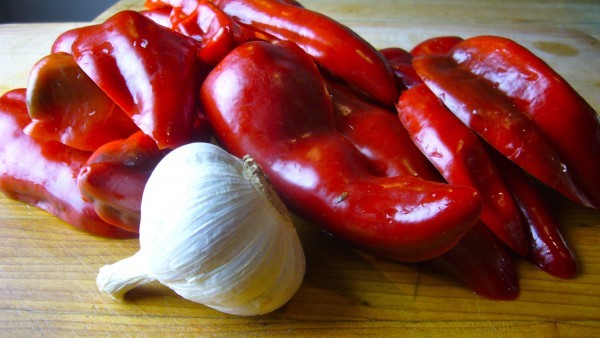 فوائد الجمع بين الفلفل الحار و الثوم خليط مفيد جدا
