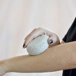 سر إستخدام حجر الخفاف لإزالة الشعر الزائد نهائيا من الجسم