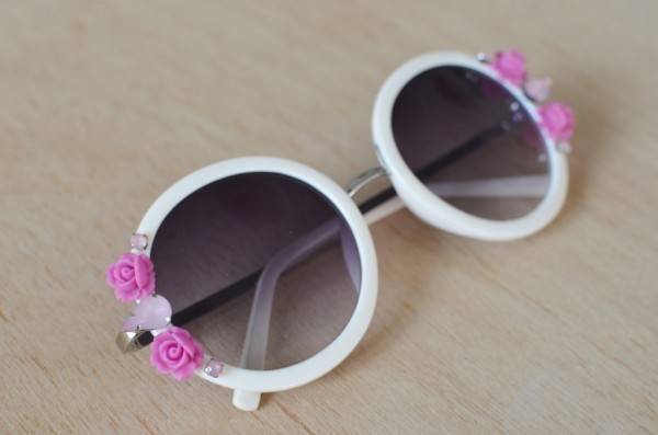 كيفية تزيين النظارة الشمسية بالورد