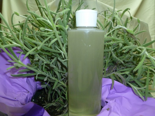 تنظيف البشرة باستخدام الروزماري و ماء اللوز