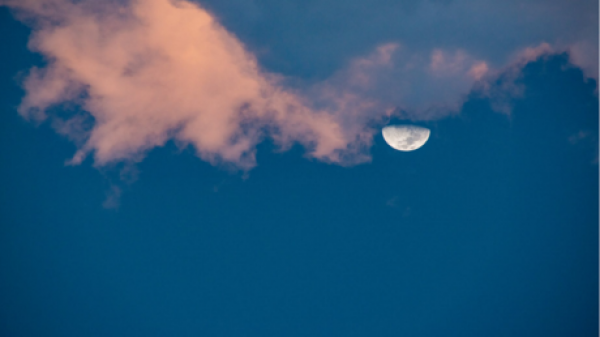 باحثون يكشفون كيف قد يؤثر القمر حقا على أنماط نومنا!