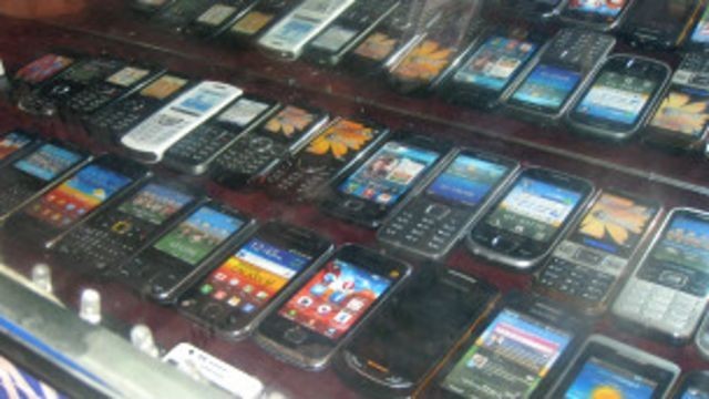 شركة هندية تطرح هاتفا ذكيا سعره 33 دولارا فقط - BBC News عربي شركة هندية تطرح هاتفا ذكيا سعره 33 دولارا فقط - BBC News عربي