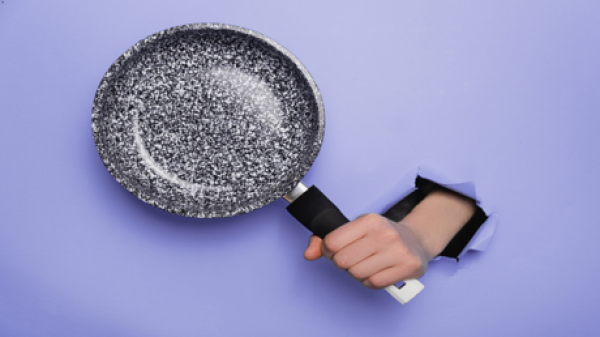 علماء يوضحون سبب استمرار  التصاق الطعام بأواني الطهي غير اللاصقة!