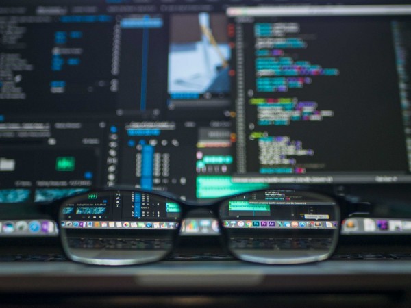 كيف يفهم الحاسب لغات البرمجة؟ ما هي المترجمات وكيف تبنى وما مبدأ عملها؟