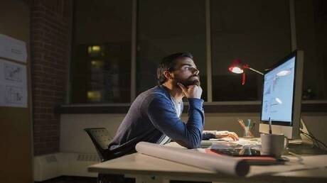 كيف يؤثر الضوء الأزرق المنبعث من الأجهزة الإلكترونية على صحتنا؟