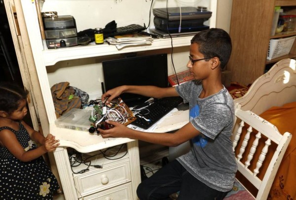 الآلاف حول العالم يساندون المخترع الصغير ” أحمد محمد ” ضد تهمة صناعة قنبلة!